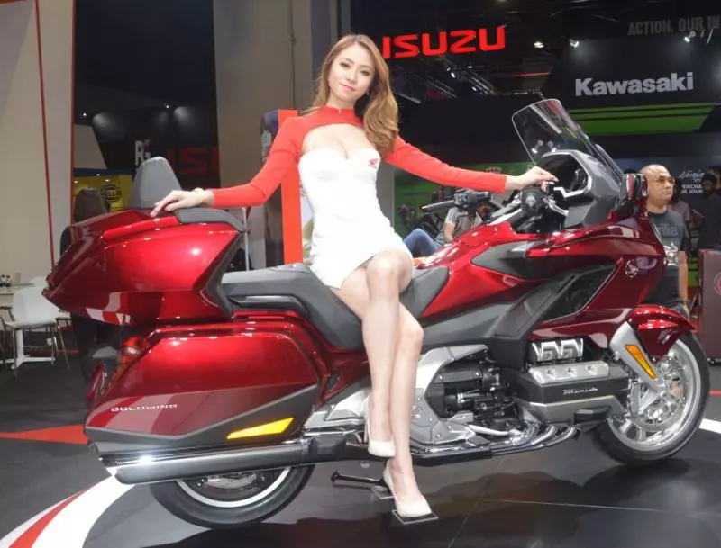 香車美人,就在【2018吉隆坡國際汽車展】飆現狂野美