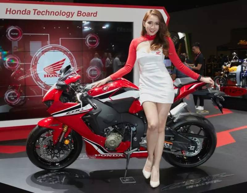 香車美人,就在【2018吉隆坡國際汽車展】飆現狂野美