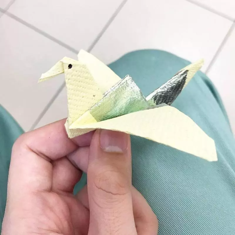 女童摺紙鶴求換回父親,哭喊為何不起來?殮房工也掉淚