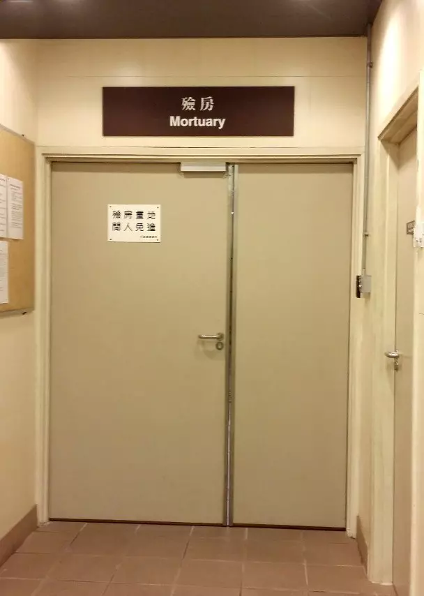 女童摺紙鶴求換回父親,哭喊為何不起來?殮房工也掉淚