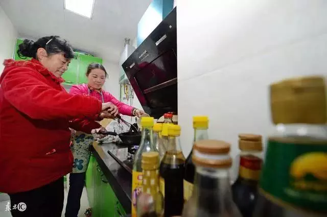 鄉下婆婆來住幾天,她走之後,手機一響,我在廚房傻了眼!!