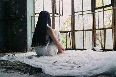 婆婆住院我不眠不休照顧,回醫院,門口聽到的對話我怕得死捂住嘴!