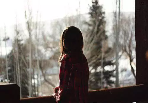婆婆住院我不眠不休照顧,回醫院,門口聽到的對話我怕得死捂住嘴!