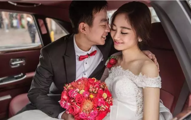 婆婆給5萬彩禮,婚後老公讓我要回,門口聽到婆婆對話,我愣住了