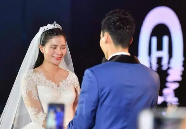 婆婆給6萬彩禮,我聽老公的話把彩禮要回,聽到談話,我淚如雨下