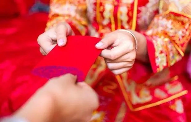 婆婆給6萬彩禮,我聽老公的話把彩禮要回,聽到談話,我淚如雨下