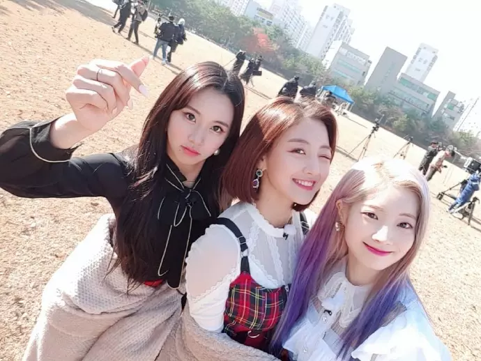 [TWICE][新聞]181201 真·熱到變形TWICE現身關島公演現場辛苦彩排