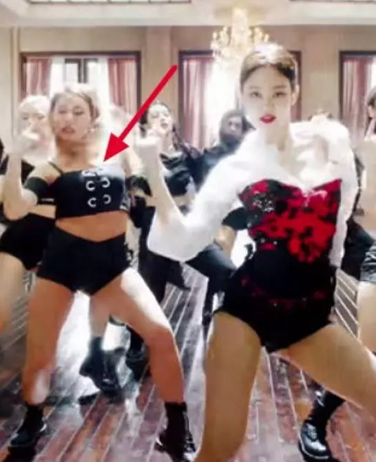 YG失去大牌造型師，BLACKPINK LISA的服飾竟然淪落到伴舞級別！