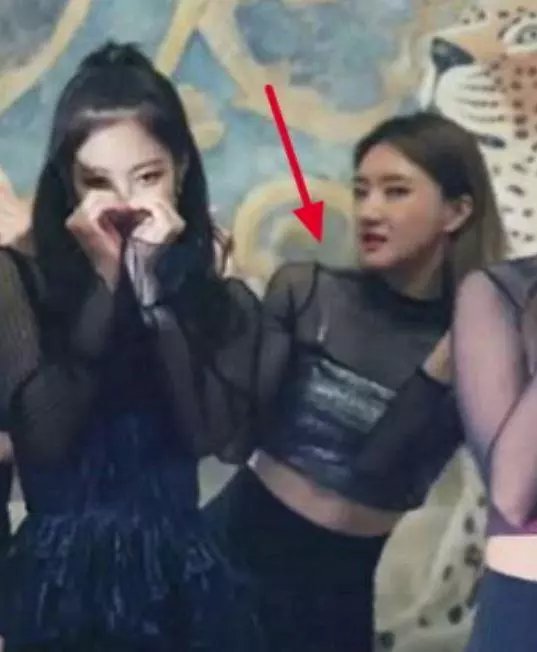 YG失去大牌造型師，BLACKPINK LISA的服飾竟然淪落到伴舞級別！