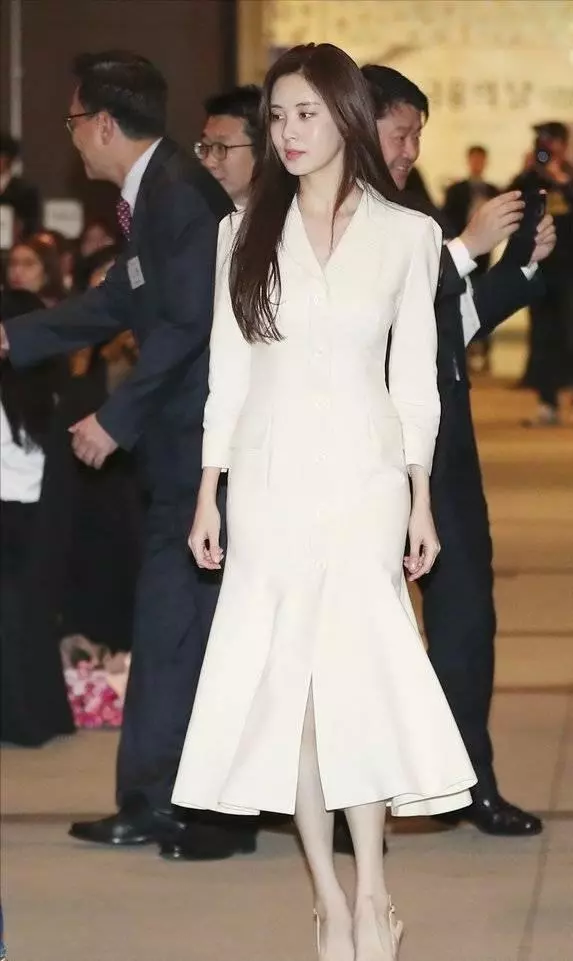 徐賢變身時尚達人,遛狗私服堪比舞台現場,身材顏值簡直完美