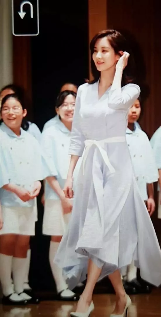徐賢變身時尚達人,遛狗私服堪比舞台現場,身材顏值簡直完美