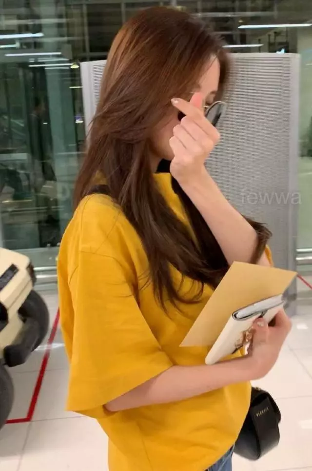 徐賢變身時尚達人,遛狗私服堪比舞台現場,身材顏值簡直完美