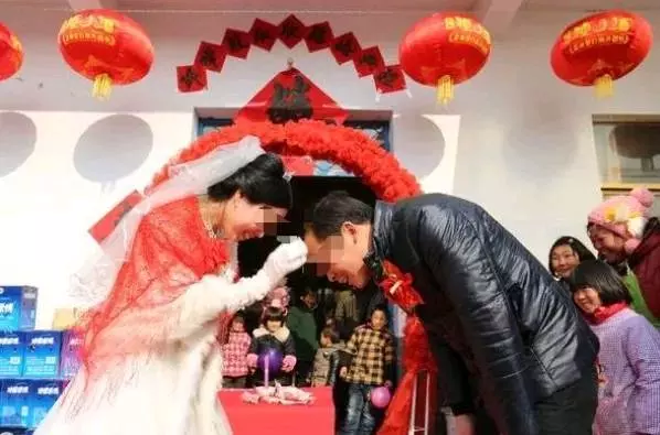爸爸再婚娶嬌妻,兒子穿喪服搗亂,新娘掀起蓋頭,兒子乖乖地喊媽