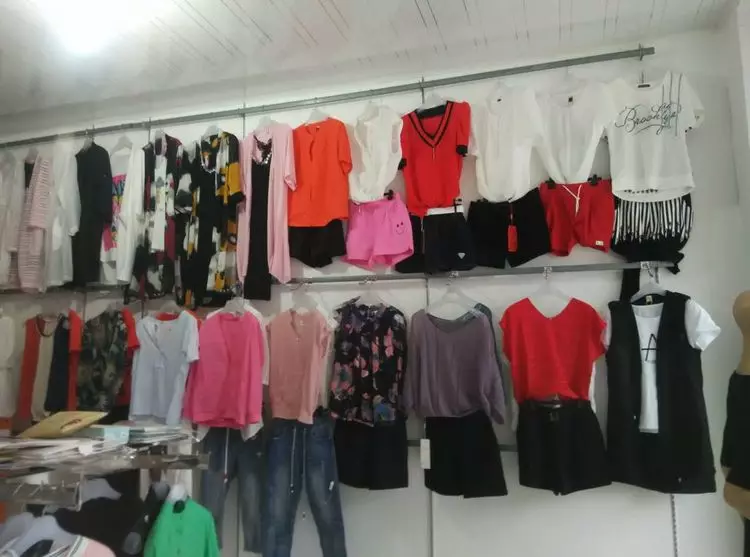 兒媳開服裝店,婆婆每天拿走一件送人,兩年後門口來一群人,傻住