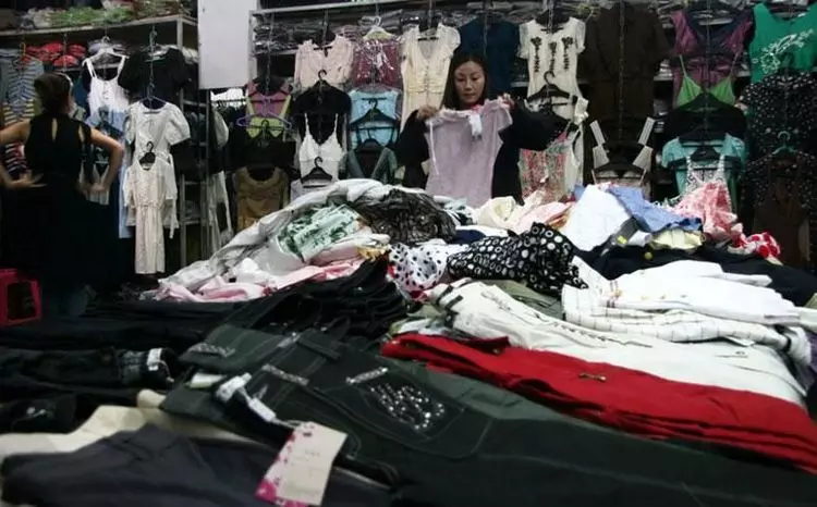 兒媳開服裝店,婆婆每天拿走一件送人,兩年後門口來一群人,傻住
