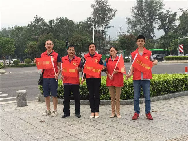 兒媳開服裝店,婆婆每天拿走一件送人,兩年後門口來一群人,傻住