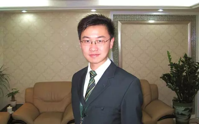 嫂子住院,哥哥問弟弟借一萬,弟弟卻讓他打借條,交費時哥哥傻住