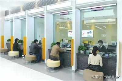 結婚兩年,我存了三萬,弟弟結婚跟我借錢,到了銀行取錢時我蒙了