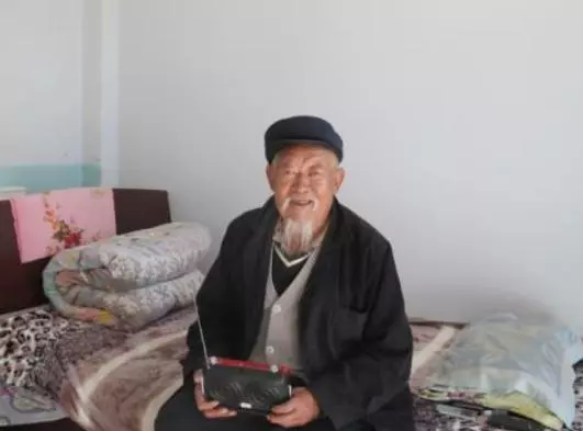 老父親看不懂存摺,讓兒媳幫忙取錢,兒子之後看到餘額直接哭了!