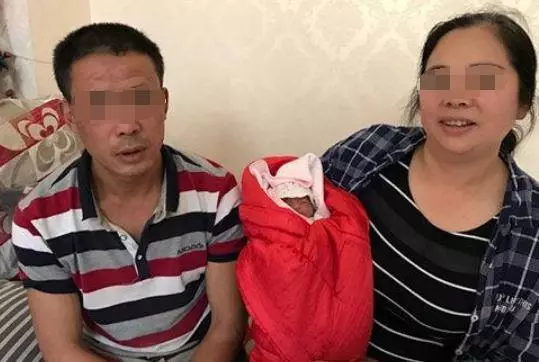 老父親看不懂存摺,讓兒媳幫忙取錢,兒子之後看到餘額直接哭了!