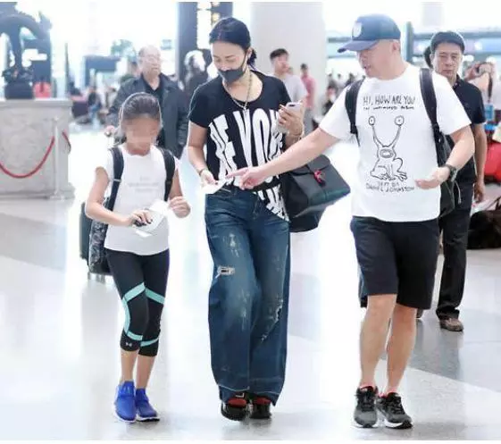 王菲12歲女兒與那英11歲女兒,只相差一歲,差距一目了然!