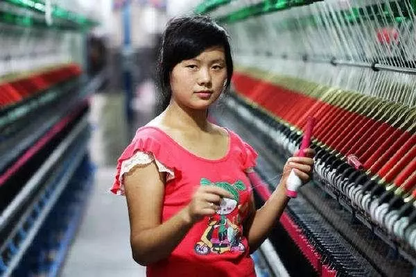 公公帶兒子每月給3千,看小姑子發的「照片」,我怒給公公兩耳光!