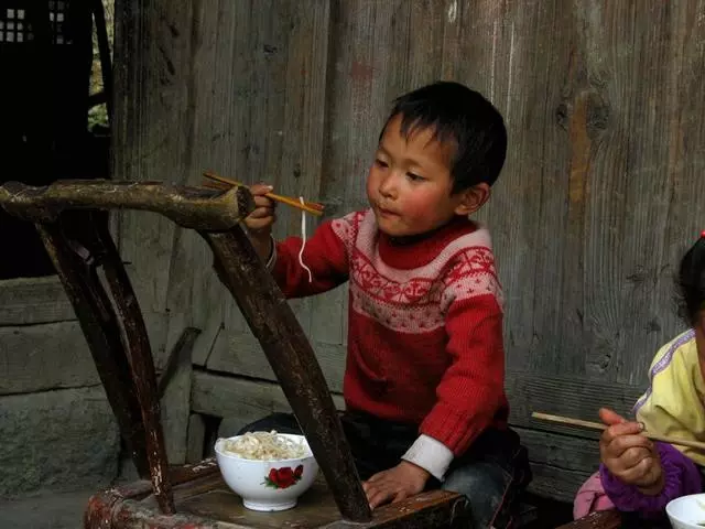 公公帶兒子每月給3千,看小姑子發的「照片」,我怒給公公兩耳光!