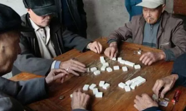 公公帶兒子每月給3千,看小姑子發的「照片」,我怒給公公兩耳光!