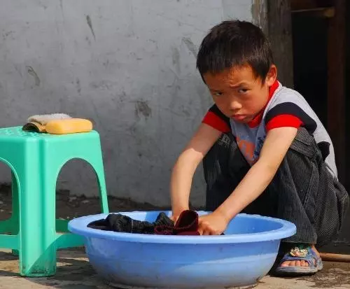 公公帶兒子每月給3千,看小姑子發的「照片」,我怒給公公兩耳光!