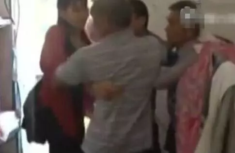 公公帶兒子每月給3千,看小姑子發的「照片」,我怒給公公兩耳光!
