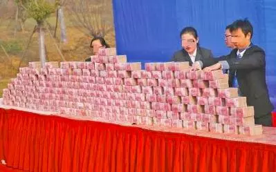 乞丐被村民趕走,20年後開豪車回村一戶發1萬元,領錢時傻了