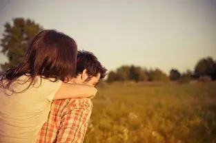 婚禮現場給長輩敬茶,婆婆說了十二個字,我摘下婚紗走人