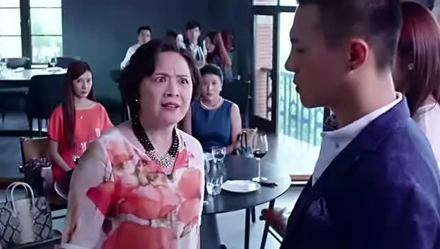 婚禮現場給長輩敬茶,婆婆說了十二個字,我摘下婚紗走人
