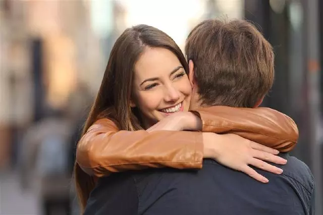 婚禮現場給長輩敬茶,婆婆說了十二個字,我摘下婚紗走人