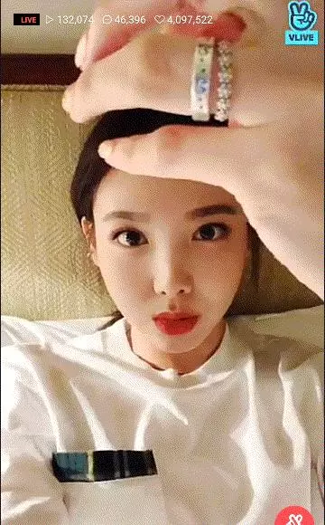 [TWICE][分享]181202 T寶們收到來自偶像IU的禮物…「iPhone+GUCCI戒指+chanel運動鞋」完