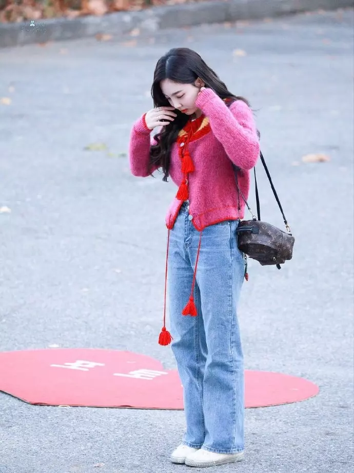 [TWICE][分享]181202 T寶們收到來自偶像IU的禮物…「iPhone+GUCCI戒指+chanel運動鞋」完