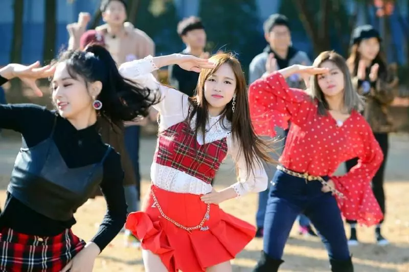 [TWICE][分享]181202 T寶們收到來自偶像IU的禮物…「iPhone+GUCCI戒指+chanel運動鞋」完