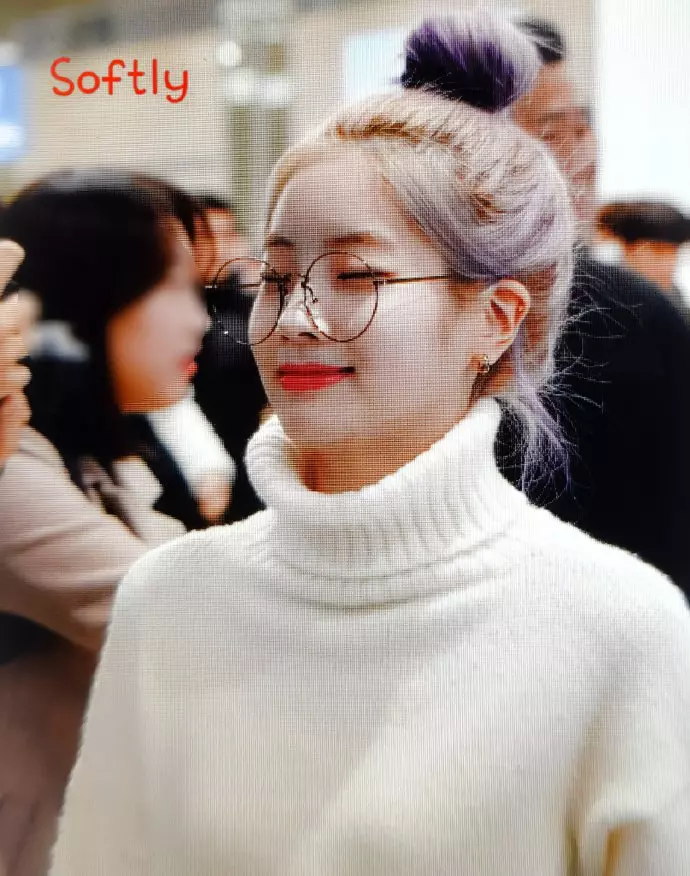 [TWICE][分享]181202 T寶們收到來自偶像IU的禮物…「iPhone+GUCCI戒指+chanel運動鞋」完