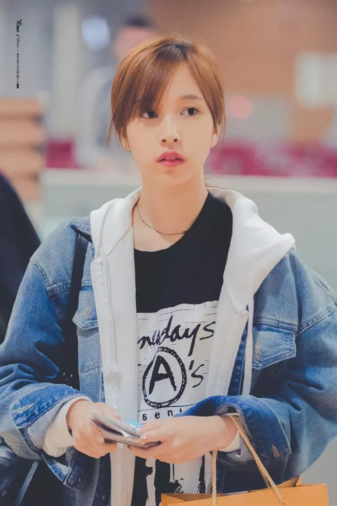 [TWICE][分享]181202 T寶們收到來自偶像IU的禮物…「iPhone+GUCCI戒指+chanel運動鞋」完