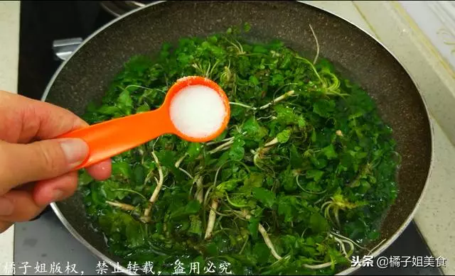 這個餡包子,比韭菜和肉包子都好吃,營養也很高,冬天多吃身體好