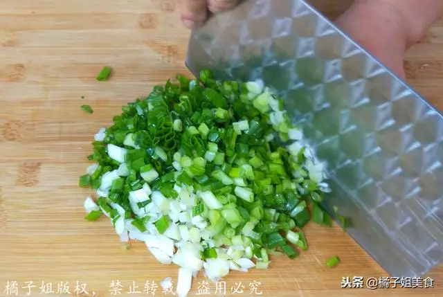 這個餡包子,比韭菜和肉包子都好吃,營養也很高,冬天多吃身體好