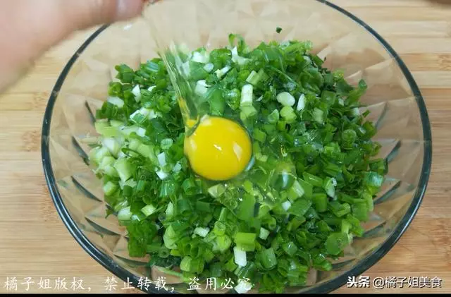 這個餡包子,比韭菜和肉包子都好吃,營養也很高,冬天多吃身體好