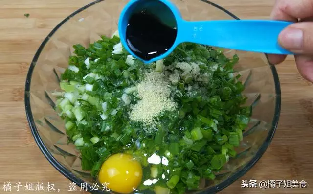 這個餡包子,比韭菜和肉包子都好吃,營養也很高,冬天多吃身體好