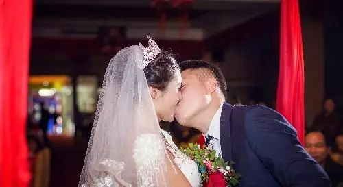 新婚夜老公說口渴,妻子沒在意,隔天掀開被子,婆婆破口大罵