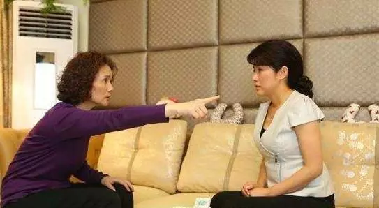 新婚夜老公說口渴,妻子沒在意,隔天掀開被子,婆婆破口大罵