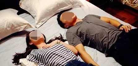 新婚夜丈夫去世,被婆婆罵回娘家,過幾天回到婚房,婆婆含淚自首
