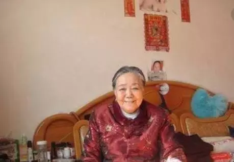 婆婆每次買菜都不付錢,老闆追家來,婆婆張開手,俺和老闆都淚目
