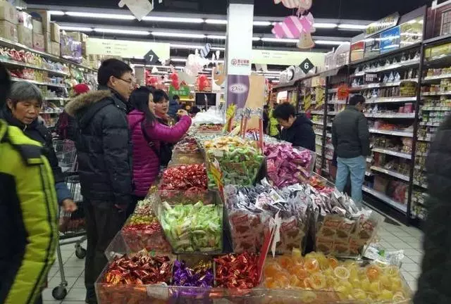 婆婆每次買菜都不付錢,老闆追家來,婆婆張開手,俺和老闆都淚目