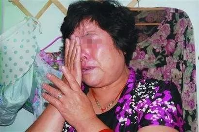 新婚第二天兒子竟死在婚房,兒媳拿回屍檢報告,一家人蒙了