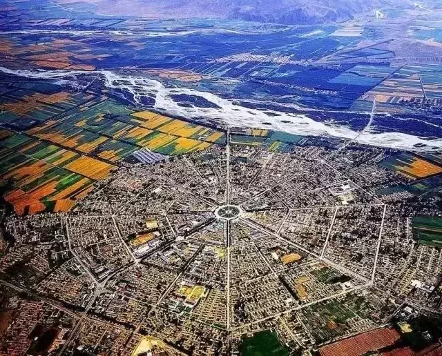 它是中國唯一沒有紅綠燈的城市,竟然不堵車,還布了個八卦陣!